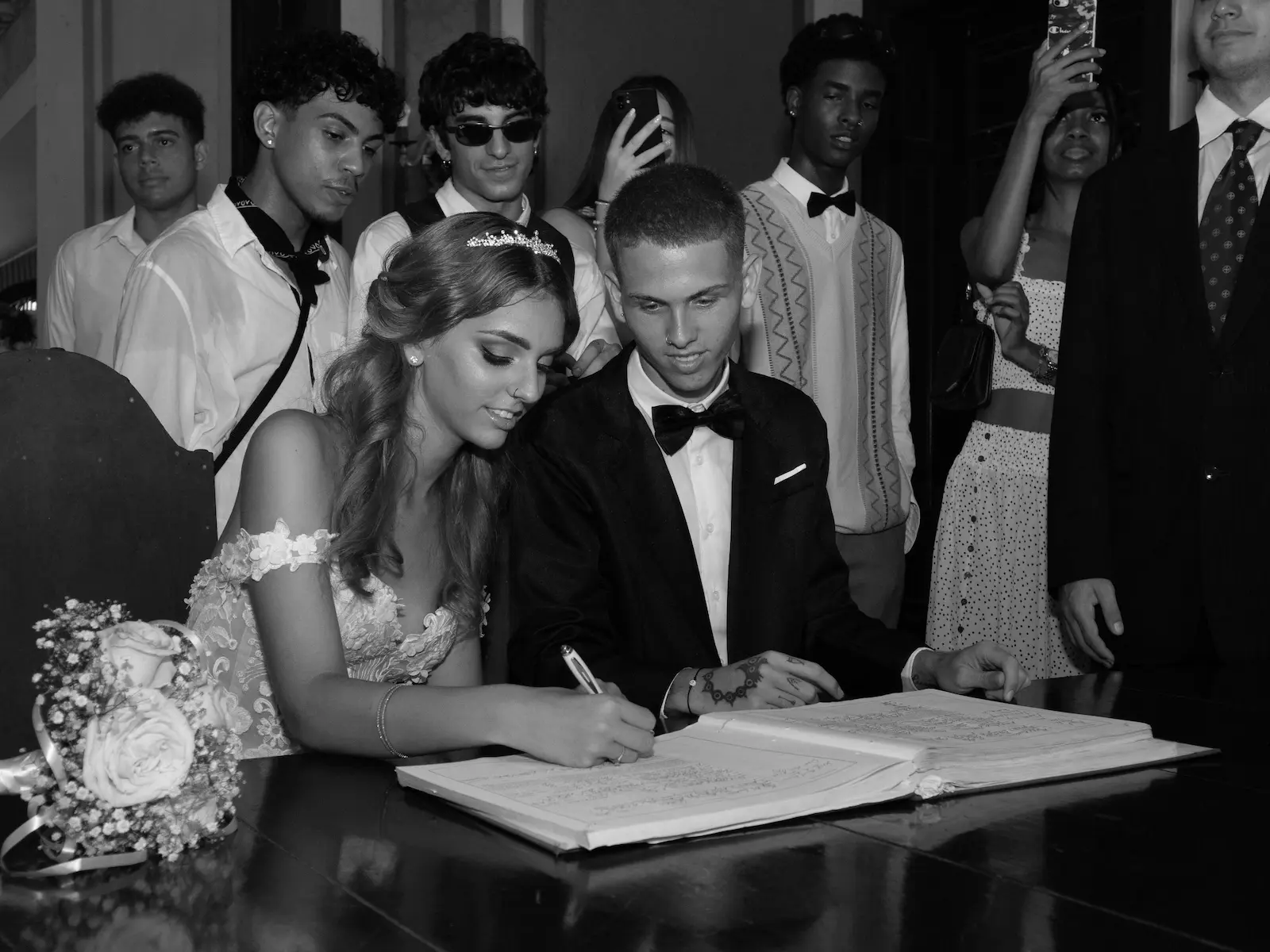 novios haciendo la firma en su boda