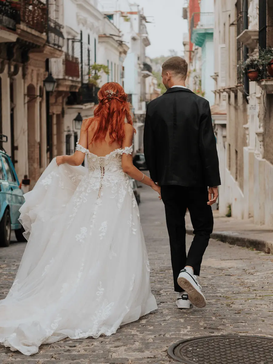 novios caminando por la calle tomados de la mano