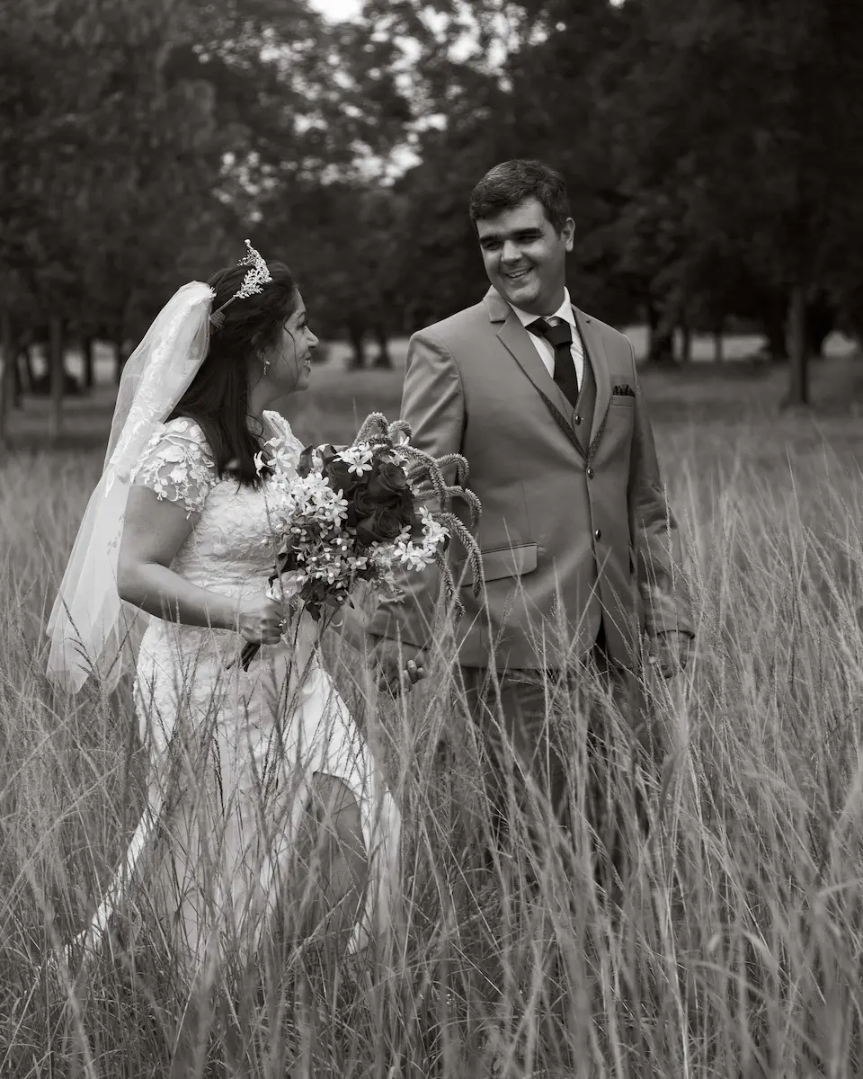 pareja de casados caminando por un campo