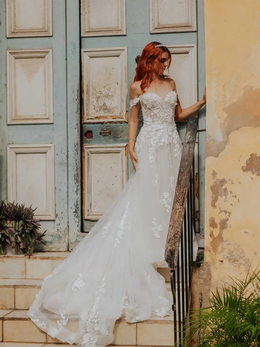 chica con vestido de boda en la entrada de un edificio colonial