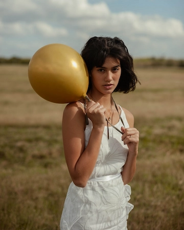 modelo sosteniendo un globo