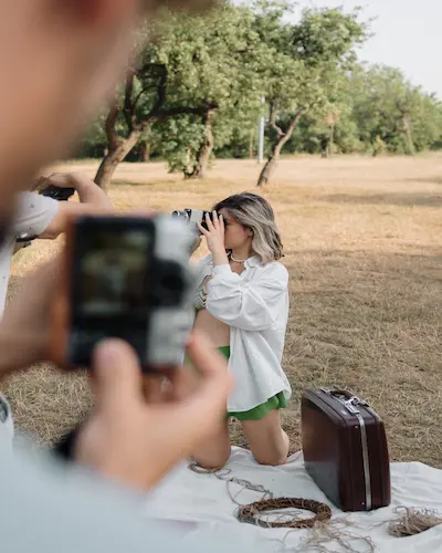 samu llanes sosteniendo una camara mientras trabaja